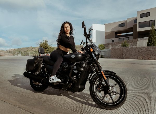 Comment les moteurs à combustion interne évoluent-ils face à l'essor des véhicules électriques ?